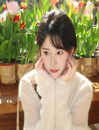 《色咪咪》不同导演版本比较值得回味的：艺术风格差异经济分析